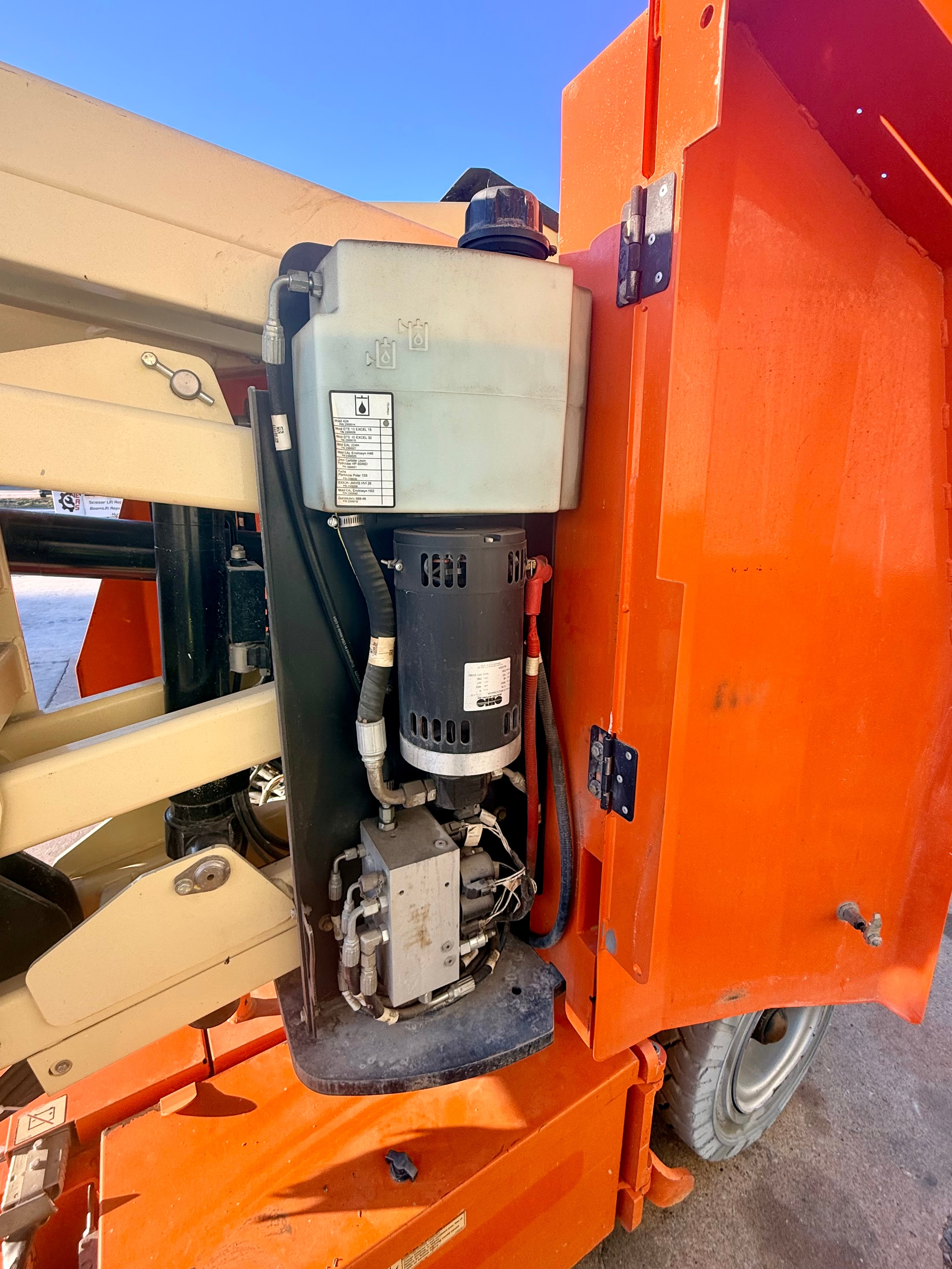 JLG E300AJP Boom Lift 2